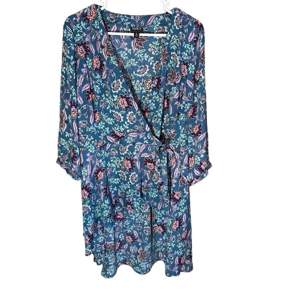 Torrid Size 0 = Size Large 12 Blue floral 3/4 sleeve wrap kimono style blouse